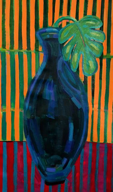The blue vase and the green leaf thumb
