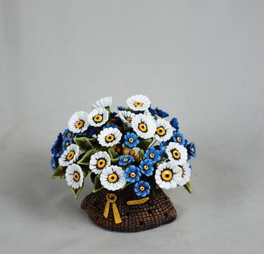 Bouquet of daisies and forget me nots thumb