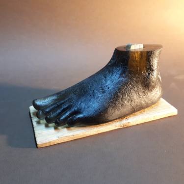 Casting glass sculpture-foot thumb