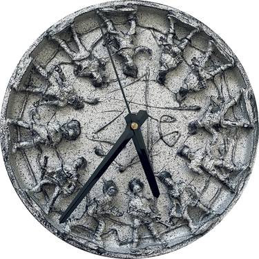 Time of war, clock with soldiers thumb