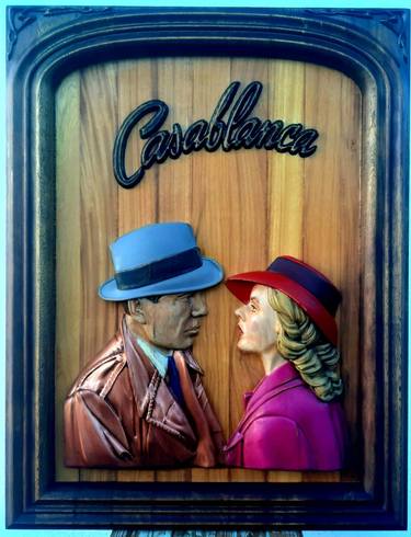 A presente obra é constituída por um quadro representativo do Filme Casablanca, a qual foi inteiramente esculpida em madeira exoticas, com a particularidade da própria moldura estar também esculpida na mesma peça. thumb