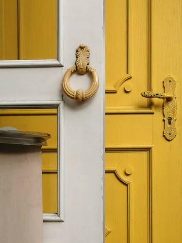 Yellow door thumb