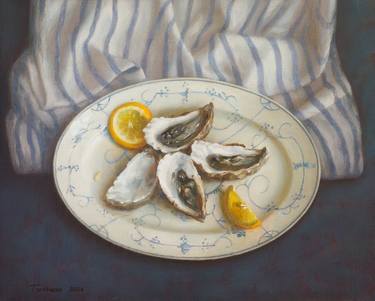 Oysters with blue striped dapery thumb