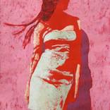Ragazza davanti muro rosa by Luigi Iona