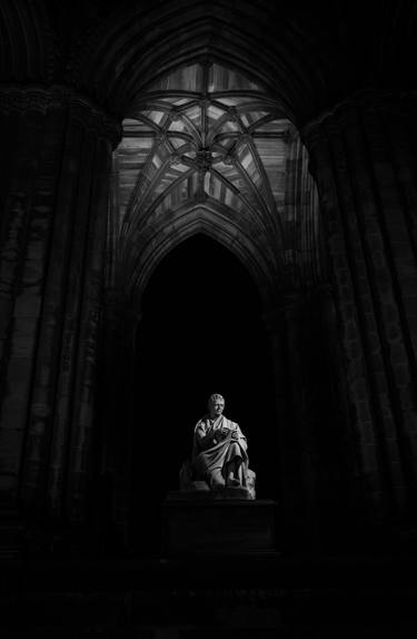 Shadows and light – Series of 2 pictures about the Scott monument thumb