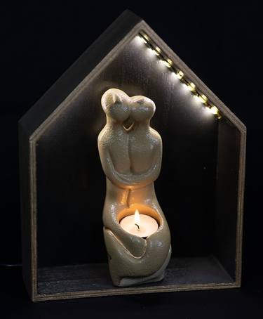 Cycladic Couple Figurines under a Wooden Hut with LED lighting thumb