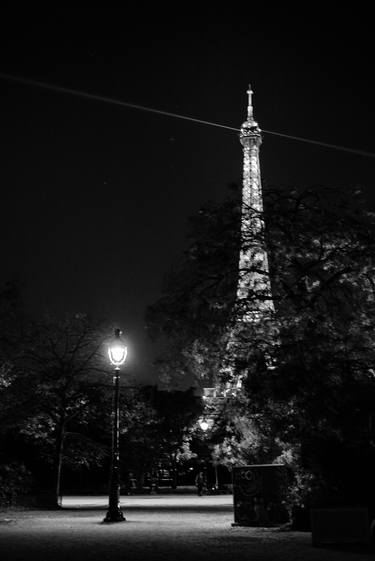 Night light ambiance under the Eiffel Tower thumb