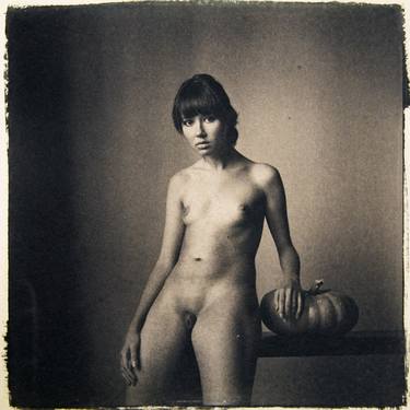 Nude with a pumpkin thumb