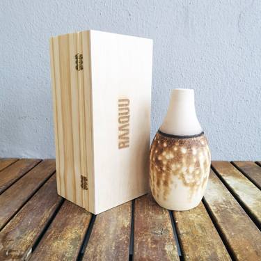 Natsu raku fired ceramic pottery vase with gift box - Obvara thumb