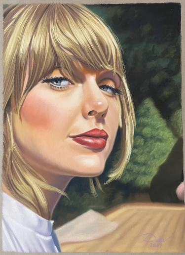 Taylor Swift thumb