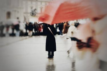 Sous le parapluie rouge (Paris) thumb
