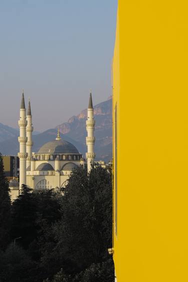 mosque / yellow thumb