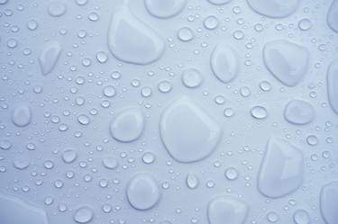 Ephemeral Elegance: Minimalistic Water Drops thumb
