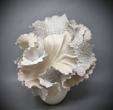 Ivory white Stoneware Lily Sculpture // 212 thumb