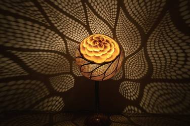 Lamp with a Camellia Flower motif thumb