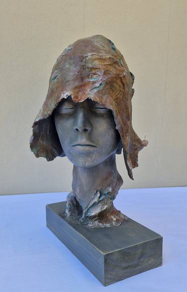 Original Figurative Women Sculpture by Alejandra Valeiro
