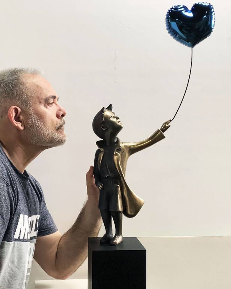 Original Street Art Love Sculpture by Miguel Guía