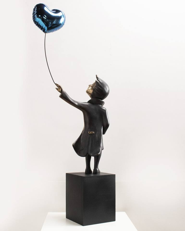 Original Street Art Love Sculpture by Miguel Guía
