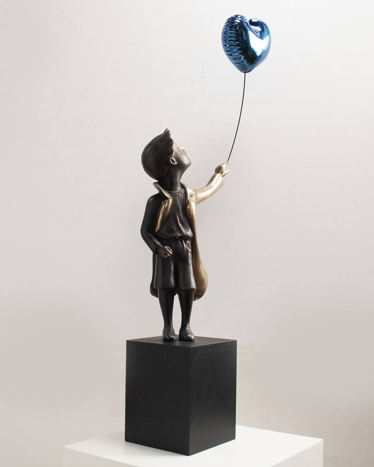 Original Street Art Love Sculpture by Miguel Guía