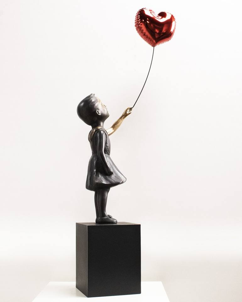 Original Street Art Love Sculpture by Miguel Guía