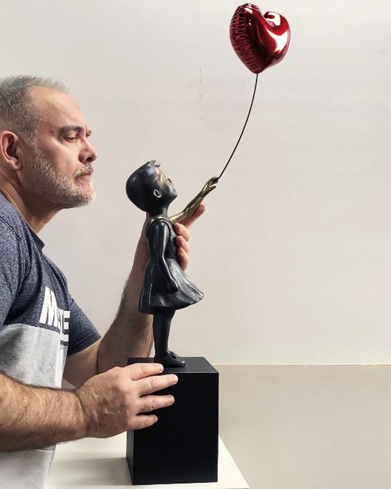 Original Street Art Love Sculpture by Miguel Guía