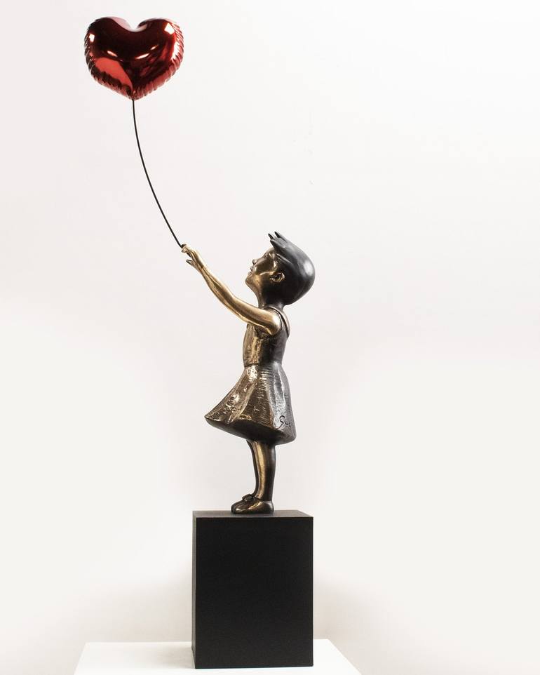 Original Street Art Love Sculpture by Miguel Guía