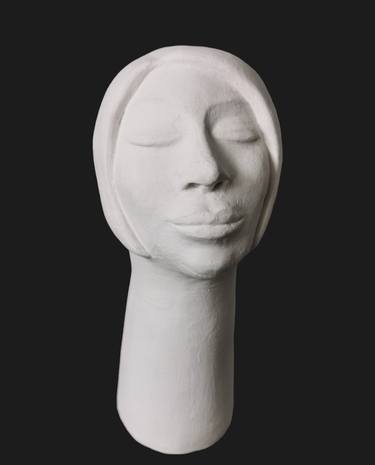 Rzeźba ceramiczna " Rozmarzona". thumb