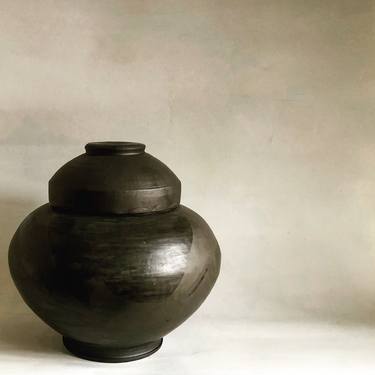 Black Urn (Black Pottery) thumb