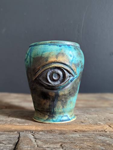 Eye vase thumb