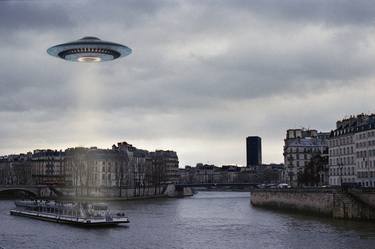 S.I.G.H.T.I.N.G - Something happened over the Seine River thumb