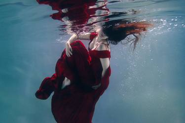 Underwater, Woman in red, Photo Portrait thumb