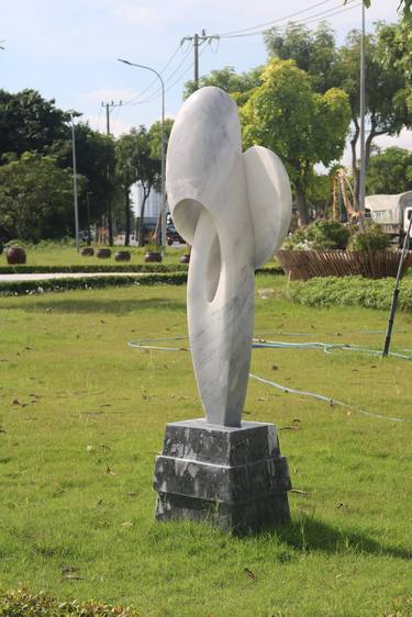 White Marble Black Base Art Sculptures thumb