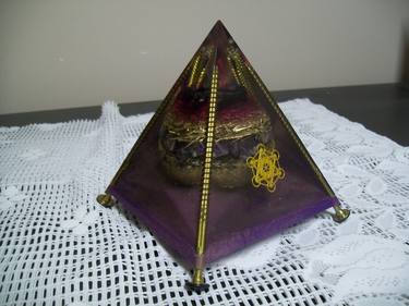 Orgone pyramid, purple elegance thumb