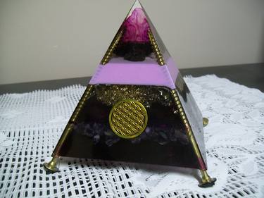 Orgone pyramid, amethyst wine thumb