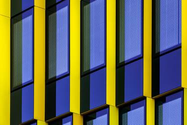 Modern Facade Elegance: Vibrant Color Scheme thumb