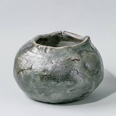 Vintage style ceramic vase with decorative cracks thumb