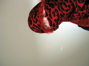 selbst mit rotem chinesischem schal I - self portrait with red chinese scarf I | edition of 15 thumb