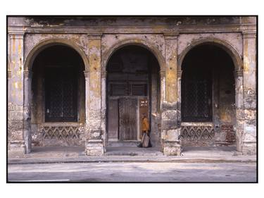 Edition 1/10 - Old Man, Old Building, Old Havana, Cuba thumb