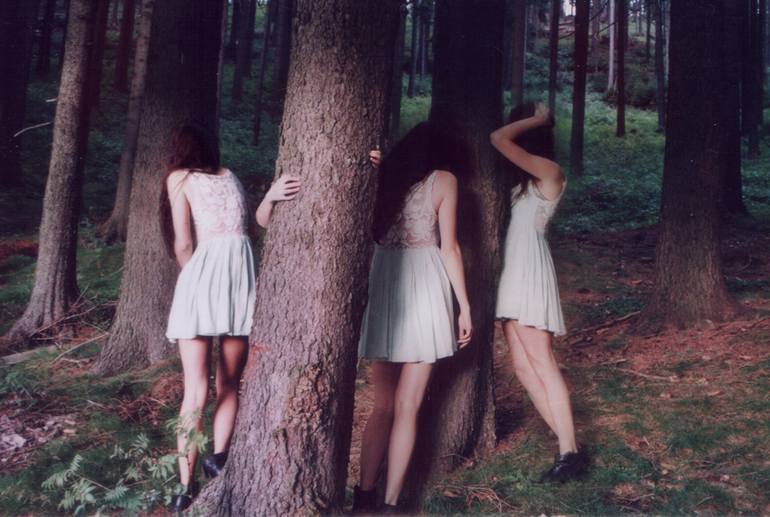 Покажи привязанных девочек. Подружки в лесу. Три девушки в лесу. Привязанная к дереву девочка. Девушка прикована к дереву.