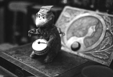 Wind-up drumming Monkey toy thumb