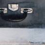 A composition where the painter shows us the representation of an old painting of his next to a suitcase inside which three stuffed animals appear giving prominence to the work.
This work dates from 1997 but in 2020 the artist decides to retake it and change the background. Being that where before there were some background fabrics, today it leaves us a more neutral background to highlight more the figures that interest. The technique is almost monochromatic with a high glaze-based treatment, being a slow work to carry out, thus achieving qualities and textures that would otherwise be impossible.