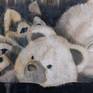 A composition where the painter shows us the representation of an old painting of his next to a suitcase inside which three stuffed animals appear giving prominence to the work.
This work dates from 1997 but in 2020 the artist decides to retake it and change the background. Being that where before there were some background fabrics, today it leaves us a more neutral background to highlight more the figures that interest. The technique is almost monochromatic with a high glaze-based treatment, being a slow work to carry out, thus achieving qualities and textures that would otherwise be impossible.