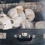 A composition where the painter shows us the representation of an old painting of his next to a suitcase inside which three stuffed animals appear giving prominence to the work.
This work dates from 1997 but in 2020 the artist decides to retake it and change the background. Being that where before there were some background fabrics, today it leaves us a more neutral background to highlight more the figures that interest. The technique is almost monochromatic with a high glaze-based treatment, being a slow work to carry out, thus achieving qualities and textures that would otherwise be impossible.