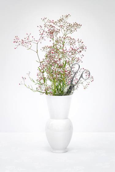 Vase mit Blumen und Schere. thumb