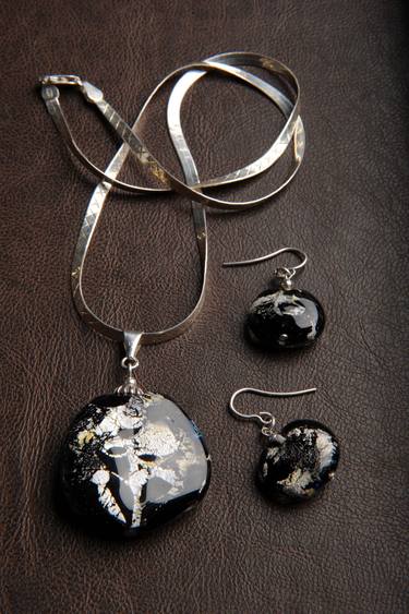 Black pendant and earrings made in Murano glass and silver leaves thumb