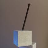 Scalpello su cubo di cemento by Daniele Testa
