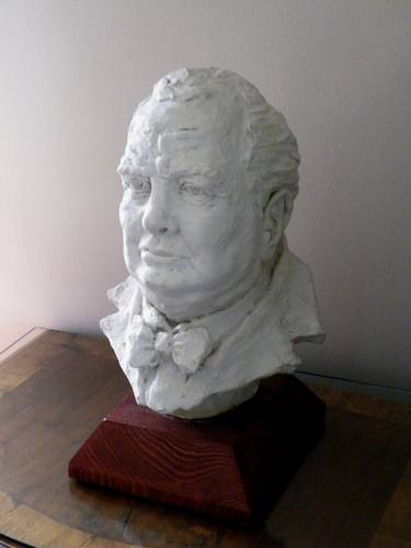 Bust of Winston Churchill thumb