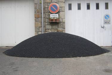 I am building a house and I am far away. Somehow I am building my house. For now I have a pile of black stuff. thumb