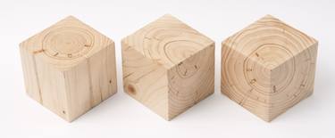 Three equally sized cubes of wood, different sawn thumb