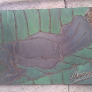 Donna su divano verde